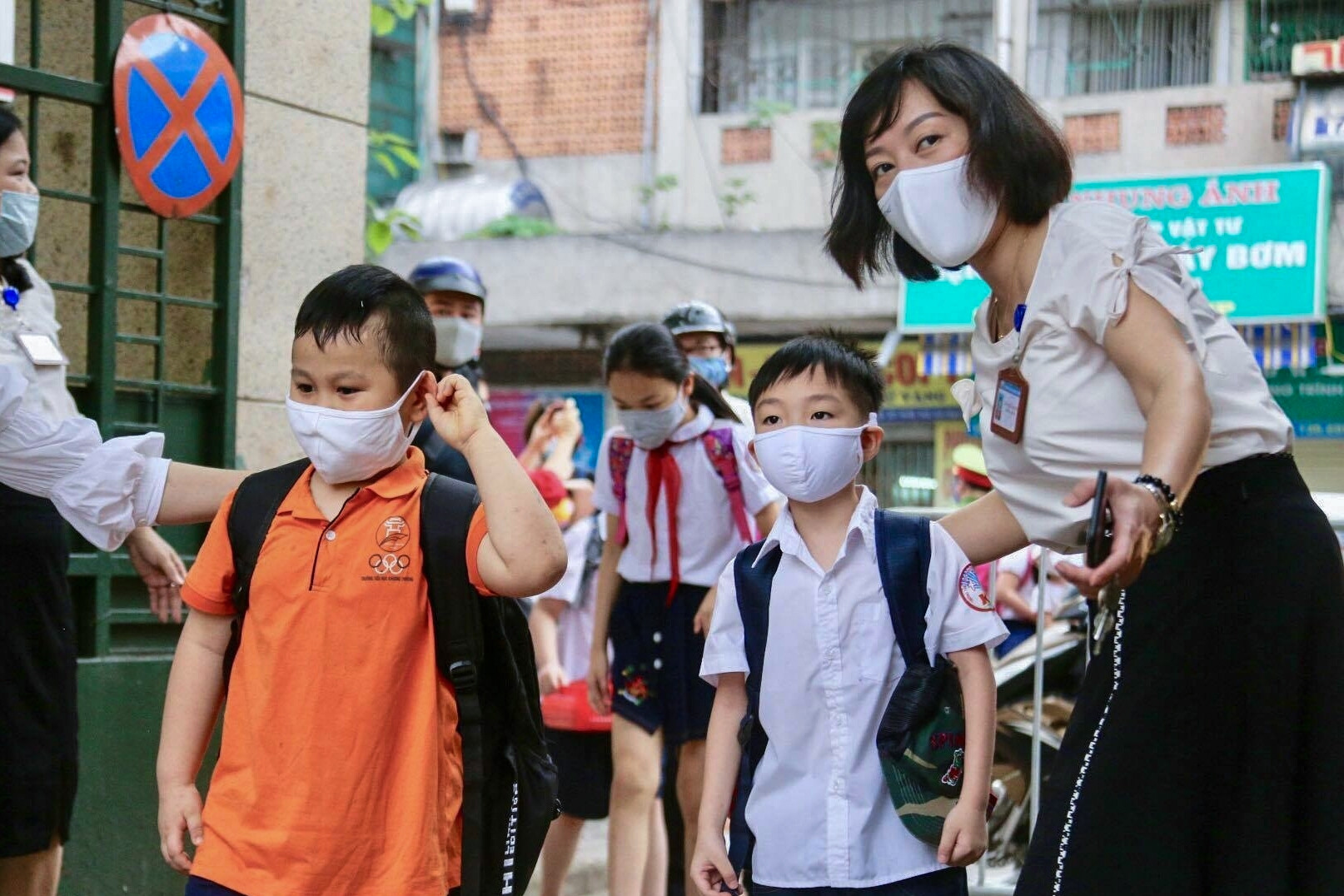 Phụ huynh Hà Nội bối rối: Nhà gần trường cũ 500m, giờ học tại phường mới xa 4km