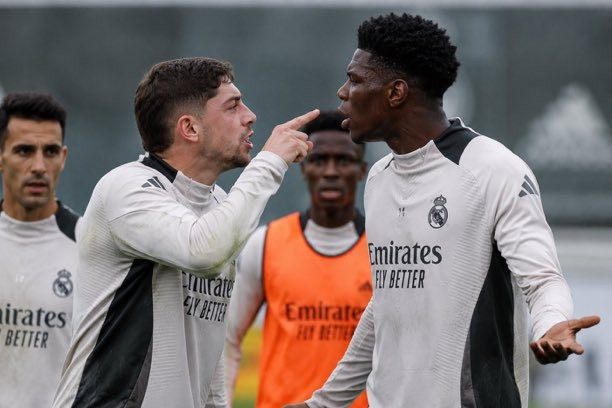 Real Madrid hỗn loạn, 2 sao suýt choảng nhau trên sân