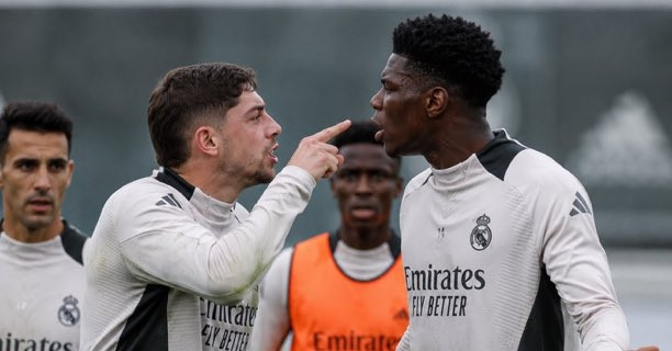 Real Madrid hỗn loạn, 2 sao suýt choảng nhau trên sân