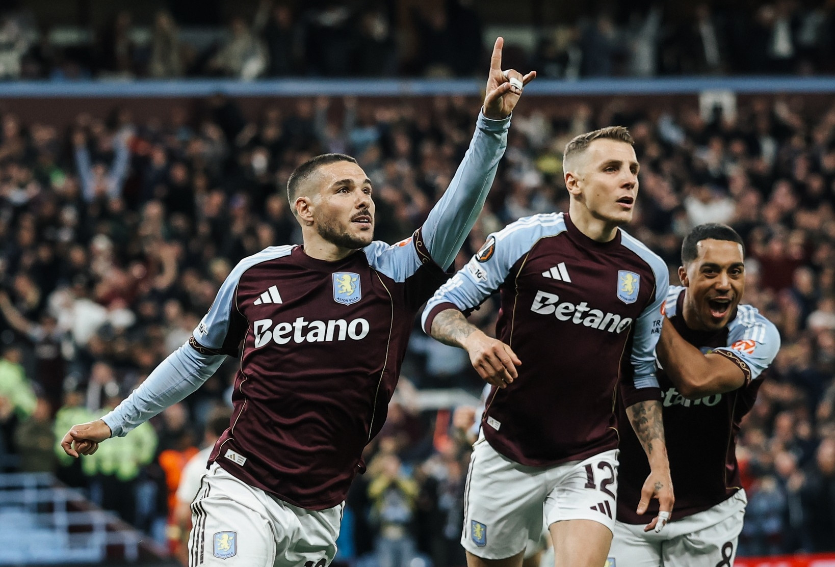 Xác định 2 đội bóng vào chung kết Europa League 2025/26