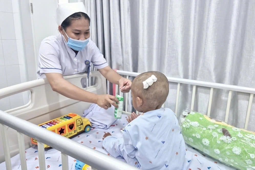 Bé trai 2 tuổi bị mẹ và cha dượng bạo hành sẽ được cấp giấy khai sinh trước 11/5