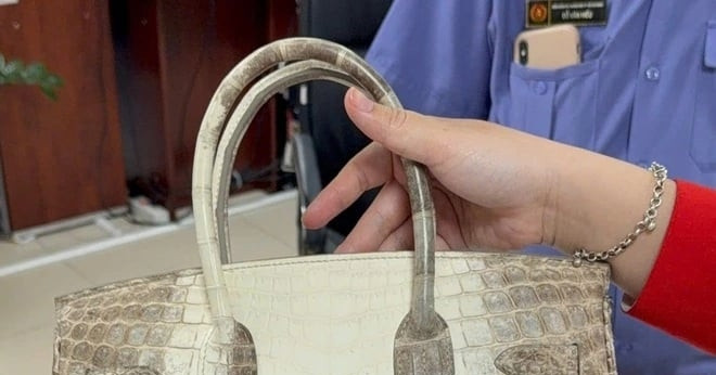 Bán đấu giá hai chiếc túi Hermès bạch tạng của bà Trương Mỹ Lan