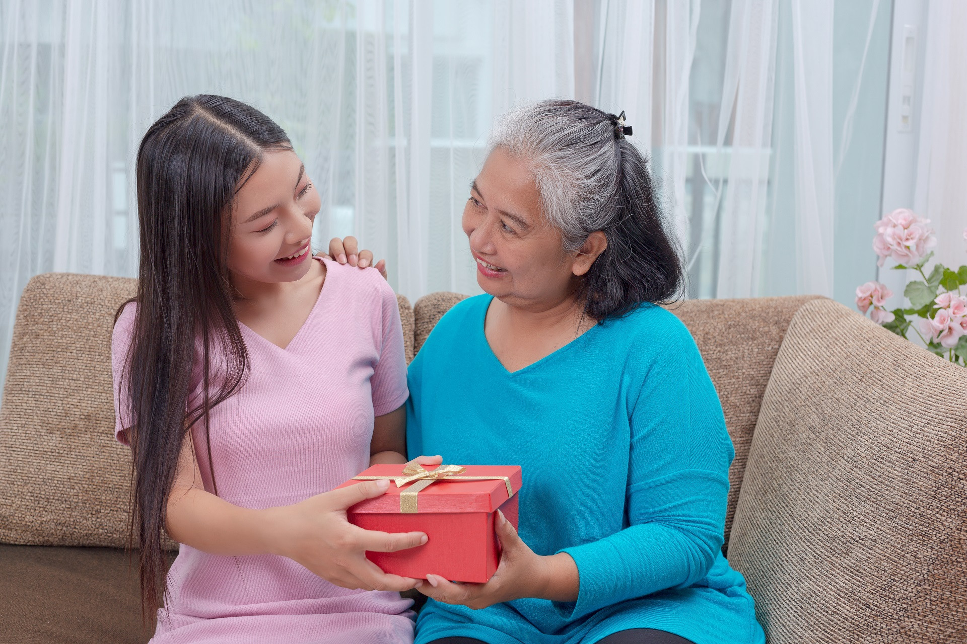 beautiful young women give gifts mothers.jpg