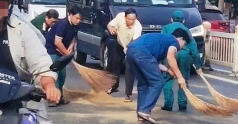 Bí thư phường ở TPHCM &amp;apos;xắn tay&amp;apos; cùng dân quân xử lý dầu loang trên đường