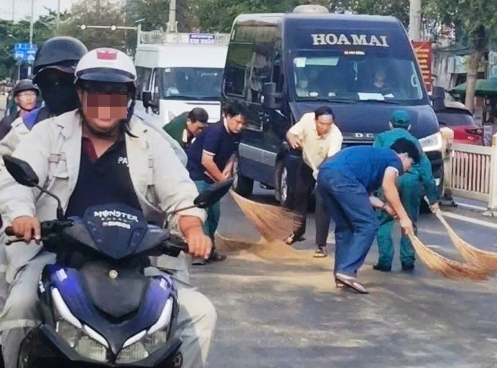 Bí thư phường phước thắng TPHCM xắn tay cùng dân quân xử lý dầu loang trên đường..jpg