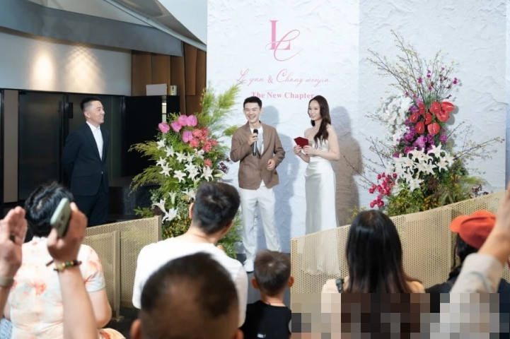 Cặp đôi tổ chức lễ cưới chỉ 20 phút, mời khách món lẩu sách bò