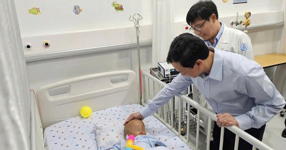 Câu nói nhói lòng khi tỉnh lại của bé 2 tuổi bị...