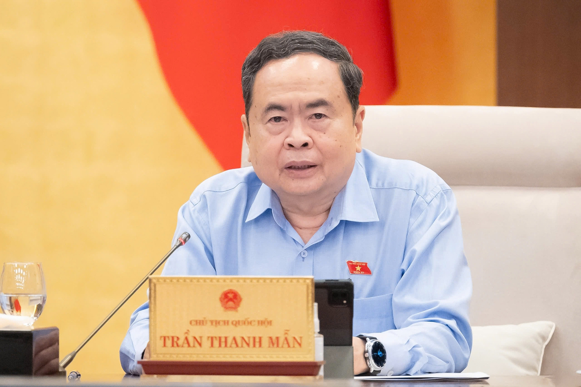 Chủ tịch Quốc hội Trần Thanh Mẫn ký các nghị quyết về công tác cán bộ