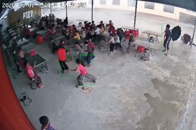Cơn dông bất ngờ quét qua trường học, bàn bị thổi bay, va vào học sinh