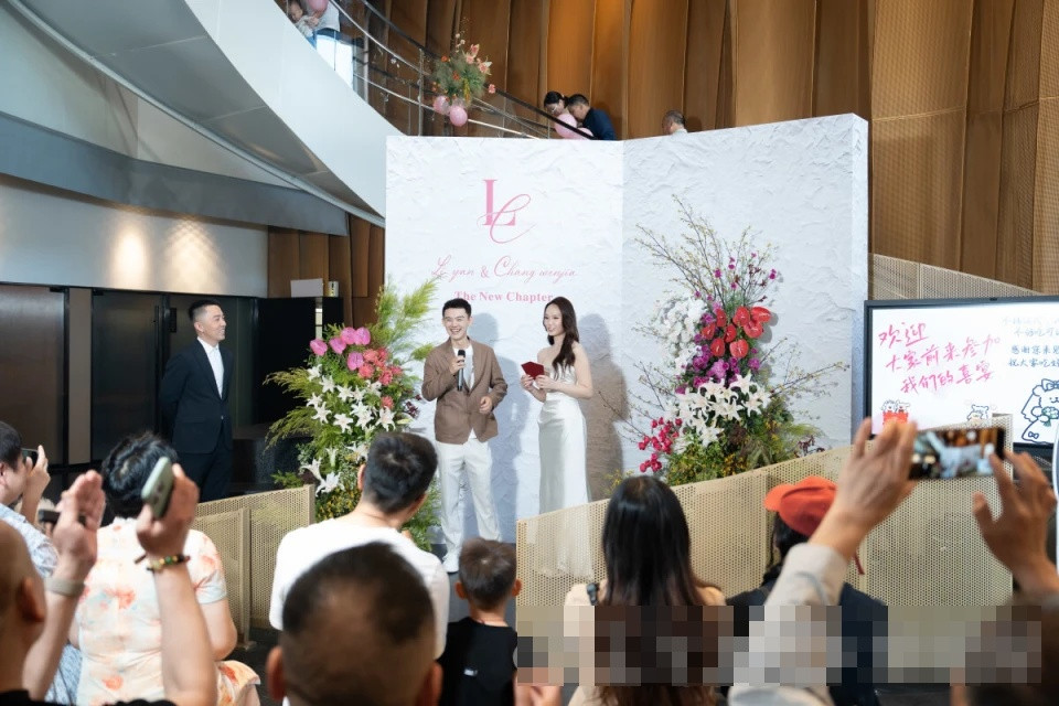 https://static-images.vnncdn.net/vps_images_publish/000001/000003/2026/5/8/cuoi-nha-hang-lau-anh1-1985.jpg