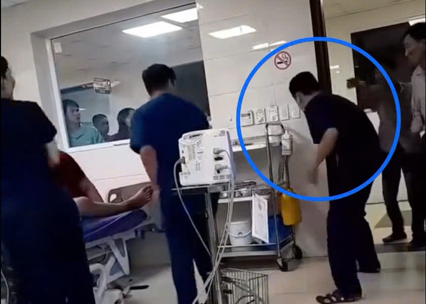 Hành hung y bác sĩ sẽ bị phạt tới 40 triệu đồng hanh hung bac si cap cuu 53833 91325 648.jpg