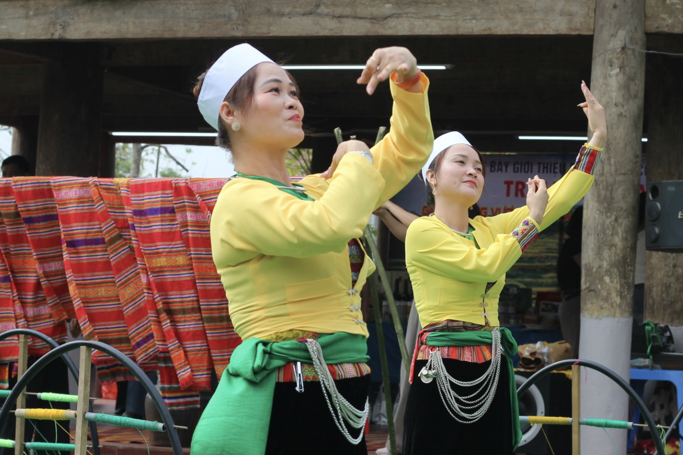 Hỗ trợ thông tin và sinh kế giúp phụ nữ dân tộc thiểu số thoát nghèo