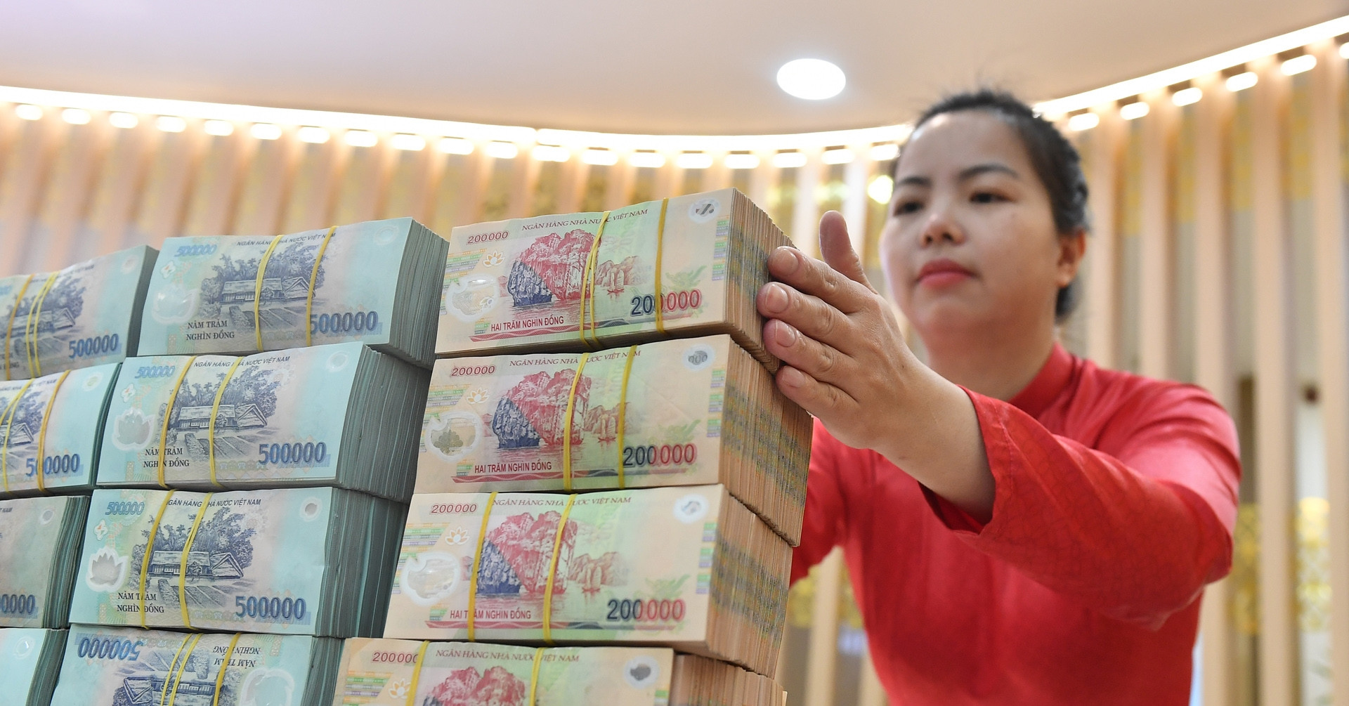 Tín dụng tăng tốc, dư nợ toàn hệ thống vượt 19,4 triệu tỷ