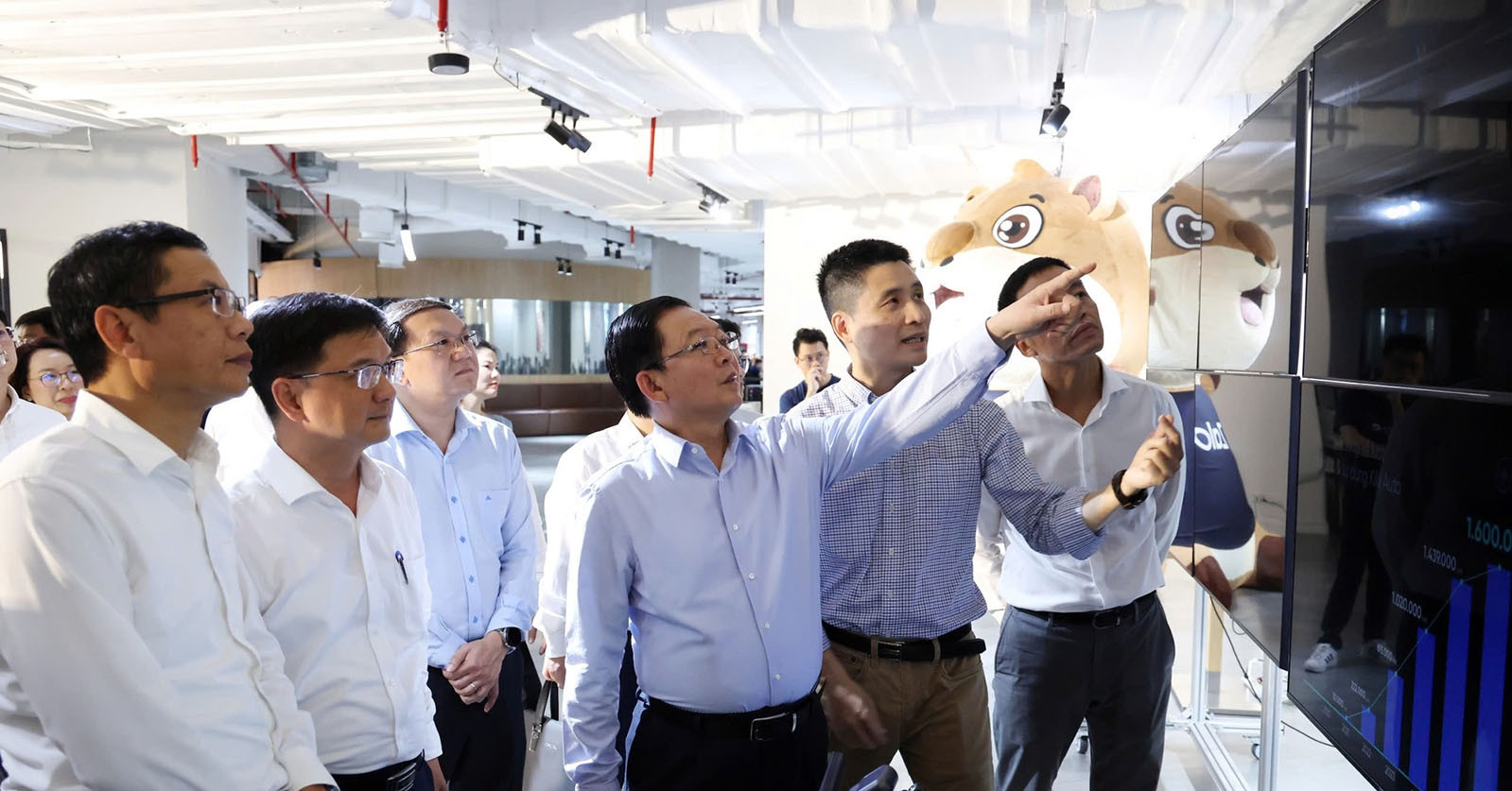 Phó Thủ tướng Hồ Quốc Dũng: Doanh nghiệp Việt cần tiên phong làm chủ AI, UAV chiến lược