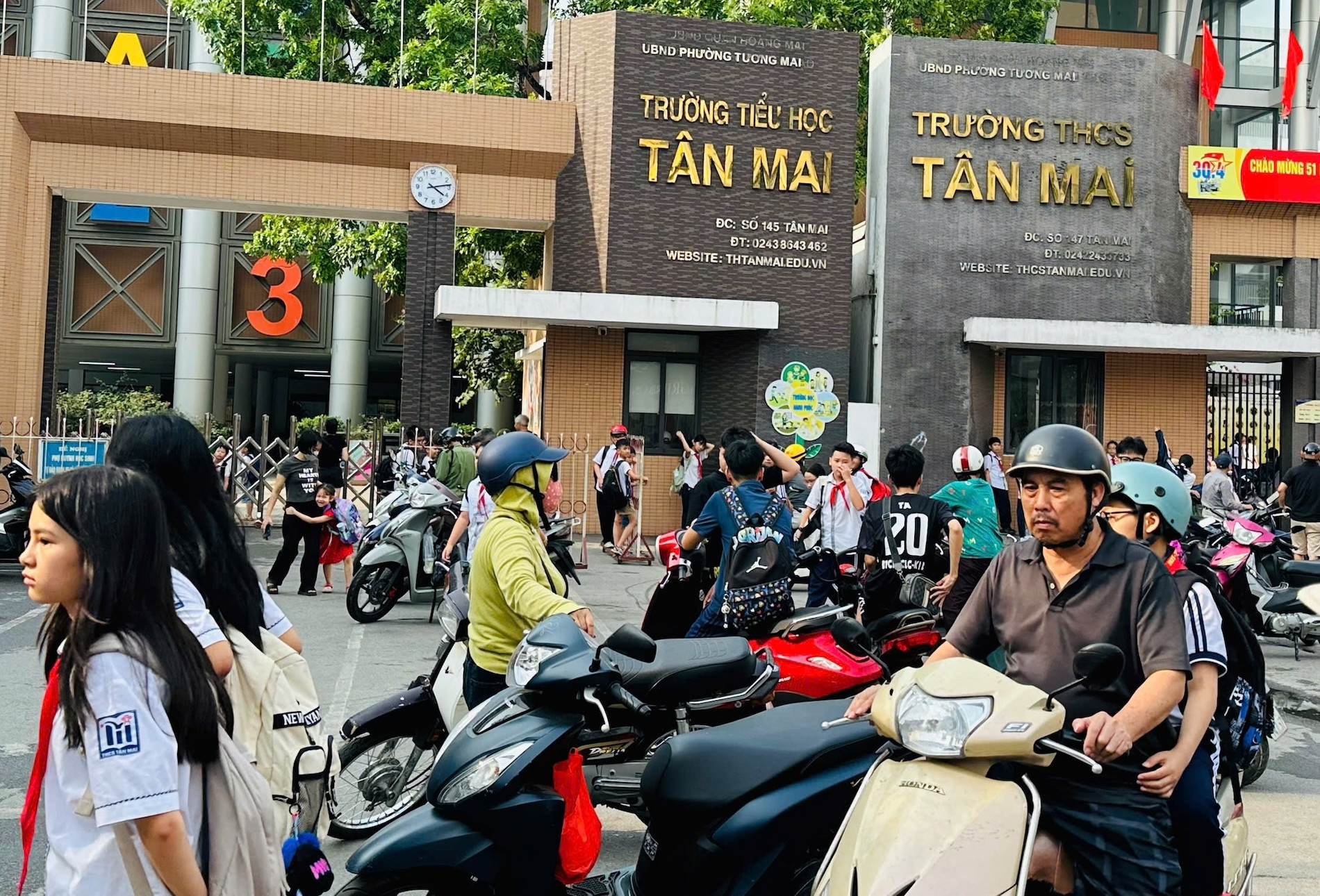 Phụ huynh Hà Nội lo lắng: Trường ngay đầu ngõ nhưng bị phân tuyến học xa vài km