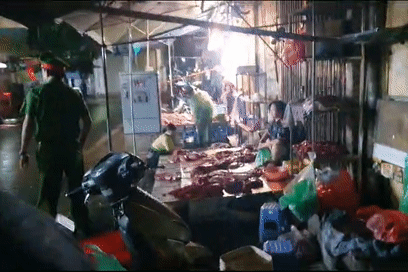 Rạng sáng, đột kích 'điểm nóng' thịt, xương bò vỉa hè ở Hà Nội