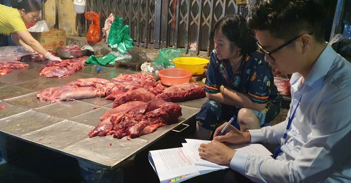 Rạng sáng, đột kích &amp;apos;điểm nóng&amp;apos; thịt, xương bò vỉa hè ở Hà Nội