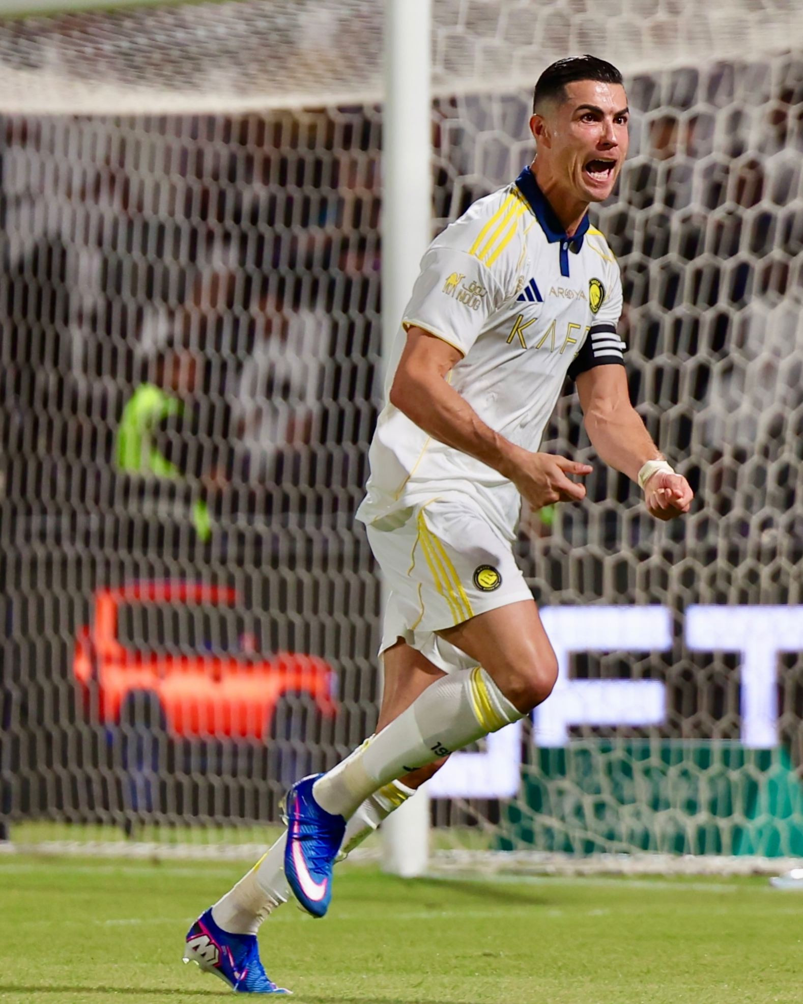 https://static-images.vnncdn.net/vps_images_publish/000001/000003/2026/5/8/ronaldo-al-nassr-1-65.jpg