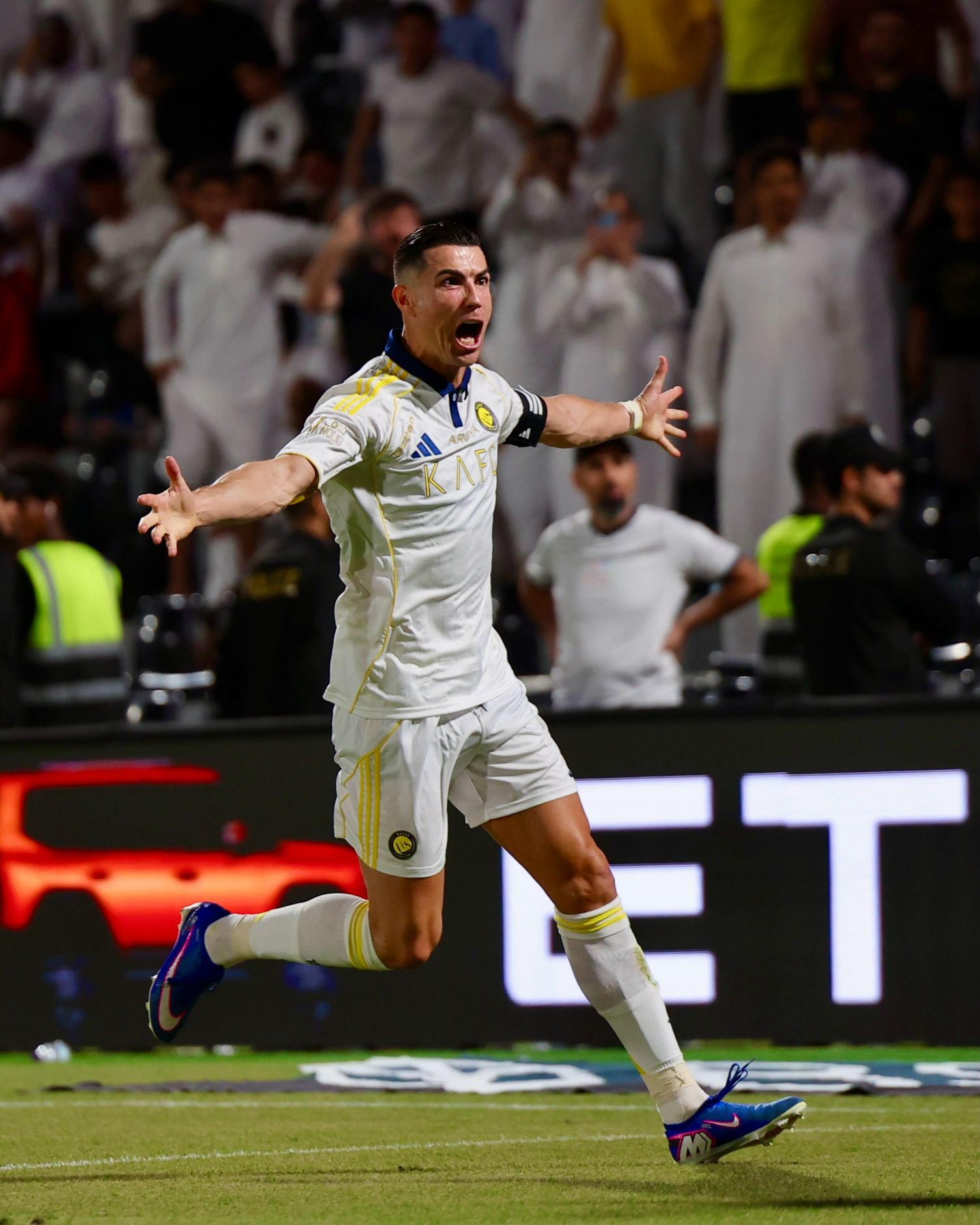 https://static-images.vnncdn.net/vps_images_publish/000001/000003/2026/5/8/ronaldo-al-nassr-66.jpg