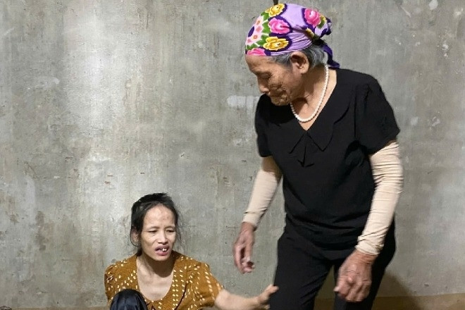 Thương cảnh mẹ già 75 tuổi chật vật nuôi con gái mắc bệnh tâm thần