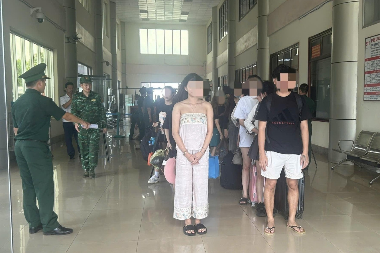 Tiếp nhận 18 người được Campuchia trao trả qua cửa khẩu Hoa Lư