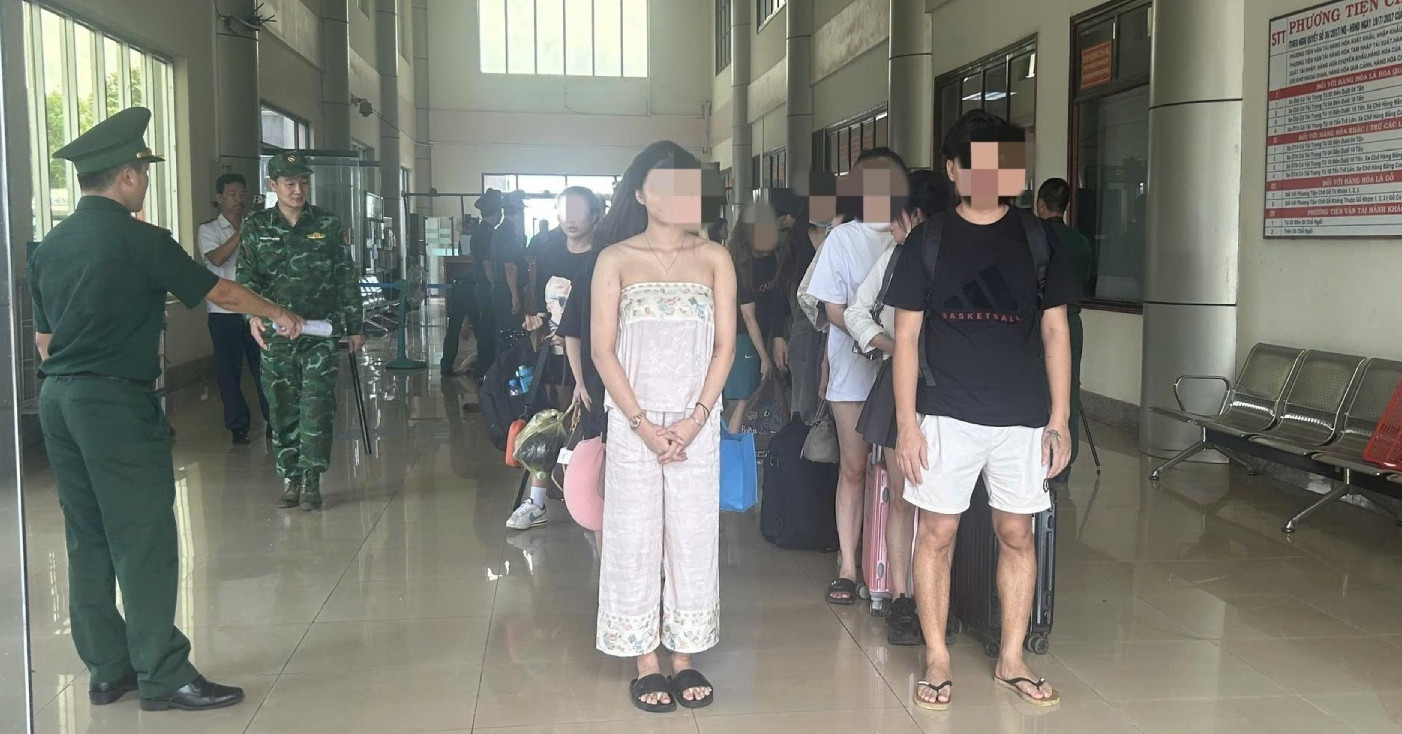Tiếp nhận 18 người được Campuchia trao trả qua cửa khẩu Hoa Lư