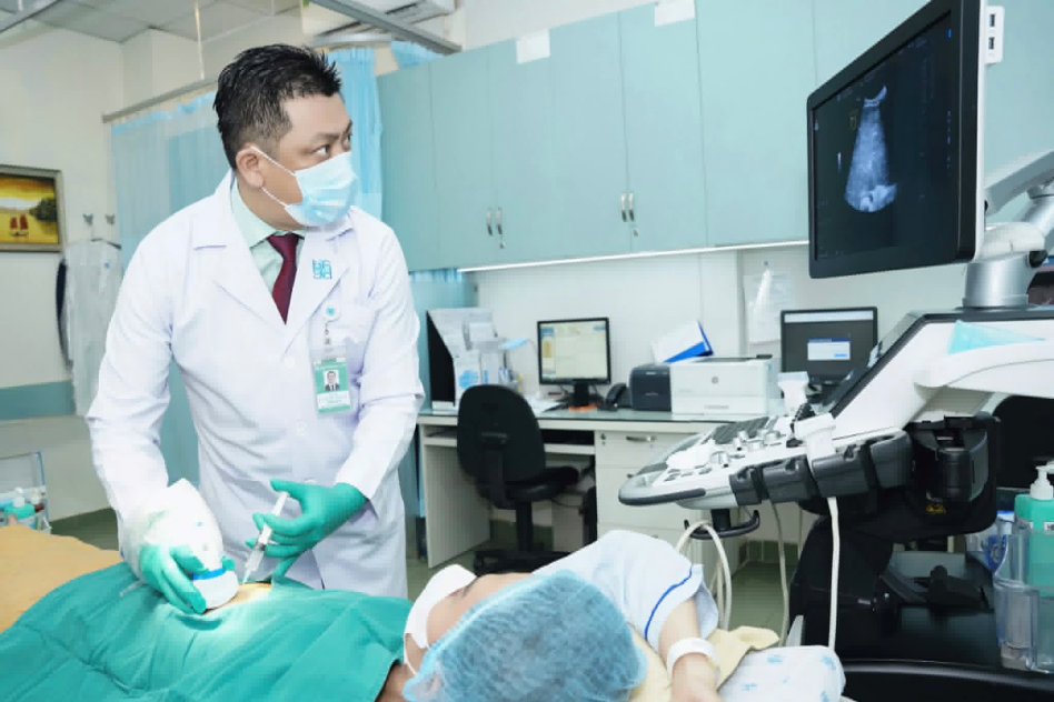 Từ cú sốc 'treo kim' đến bác sĩ cắt đường sống của u gan
