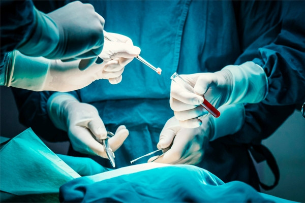 Từ triệu chứng thường gặp, người đàn ông phát hiện mắc 2 loại ung thư
