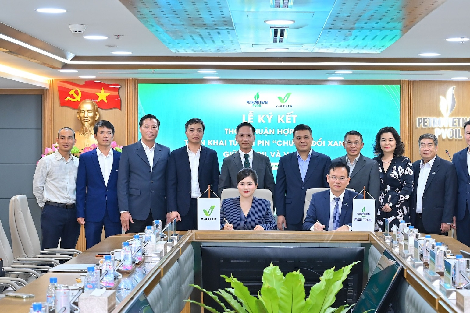V-Green và PVOIL hợp tác triển khai hơn 3.000 tủ đổi pin xe máy điện