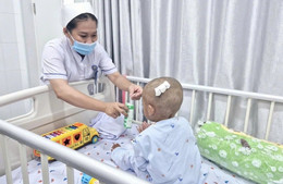 Vụ bé 2 tuổi bị mẹ và cha dượng bạo hành ở TPHCM Cấp giấy khai sinh trước 11.5.jpg