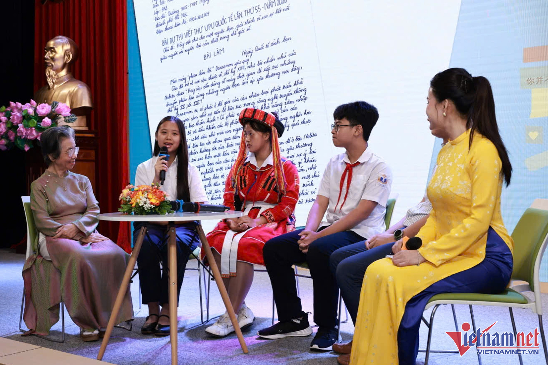W-trao giai cuoc thi viet thu UPU 55 2.jpg