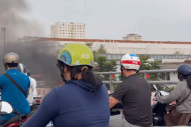 Xe máy cháy ngùn ngụt trên cầu Bình Lợi đúng giờ tan tầm