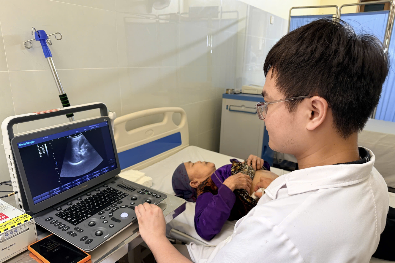 40 y bác sĩ khám bệnh miễn phí cho người có công, gia đình chính sách ở Hà Nội