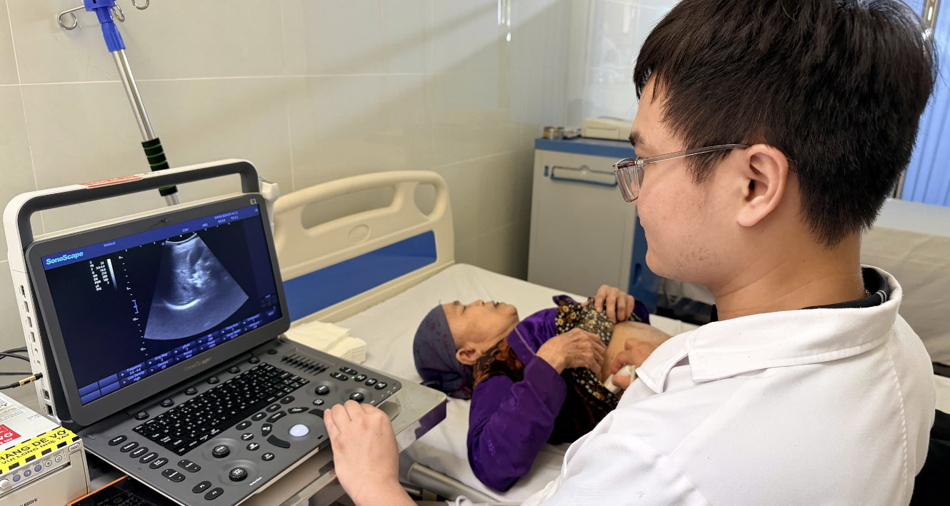 40 y bác sĩ khám bệnh miễn phí cho người có công, gia đình chính sách ở Hà Nội