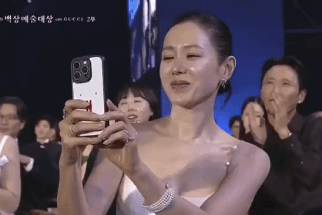 Câu nói ngọt ngào của Hyun Bin khiến khán phòng vỡ òa còn Son Ye Jin cười tít mắt