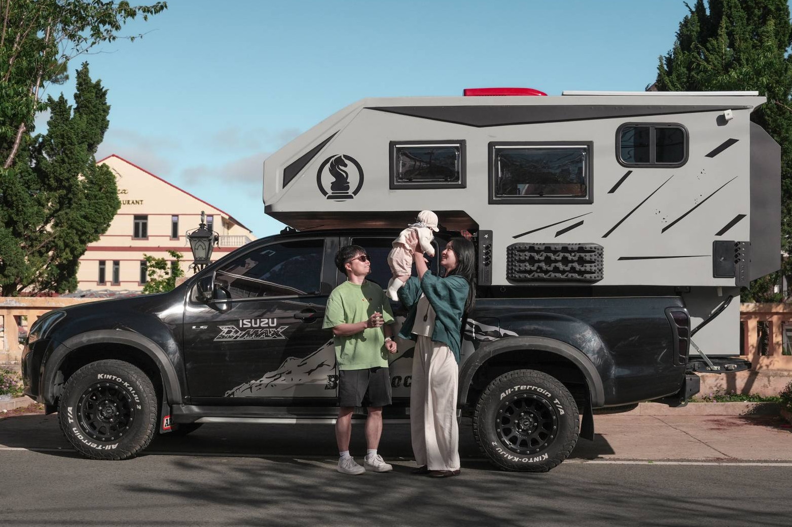 Chi 700 triệu độ xe bán tải thành mobihome, gia đình trẻ xuyên Việt suốt 3 tuần 
