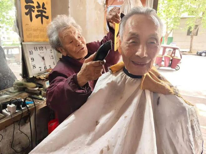 cụ bà cắt tóc