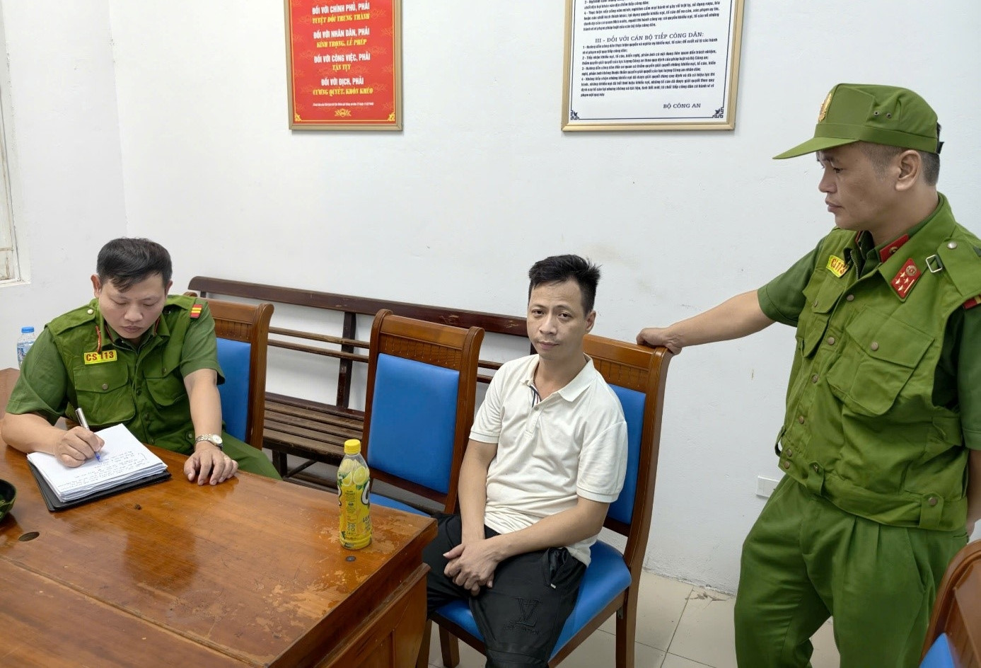 Hà Nội: Bắt người đàn ông nổ súng khiến bạn nhậu nhập viện lúc nửa đêm