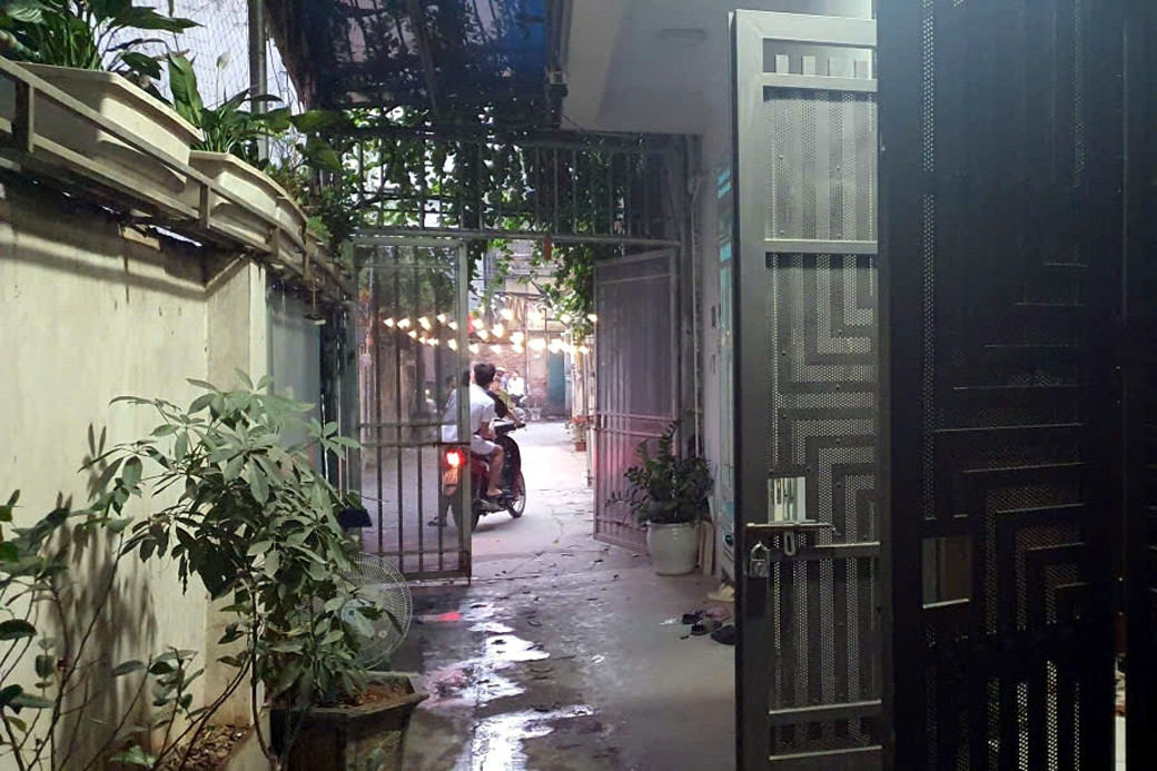 Mở cổng lấn đường: Hành vi cấm nhưng nhiều người vẫn ngang nhiên vi phạm