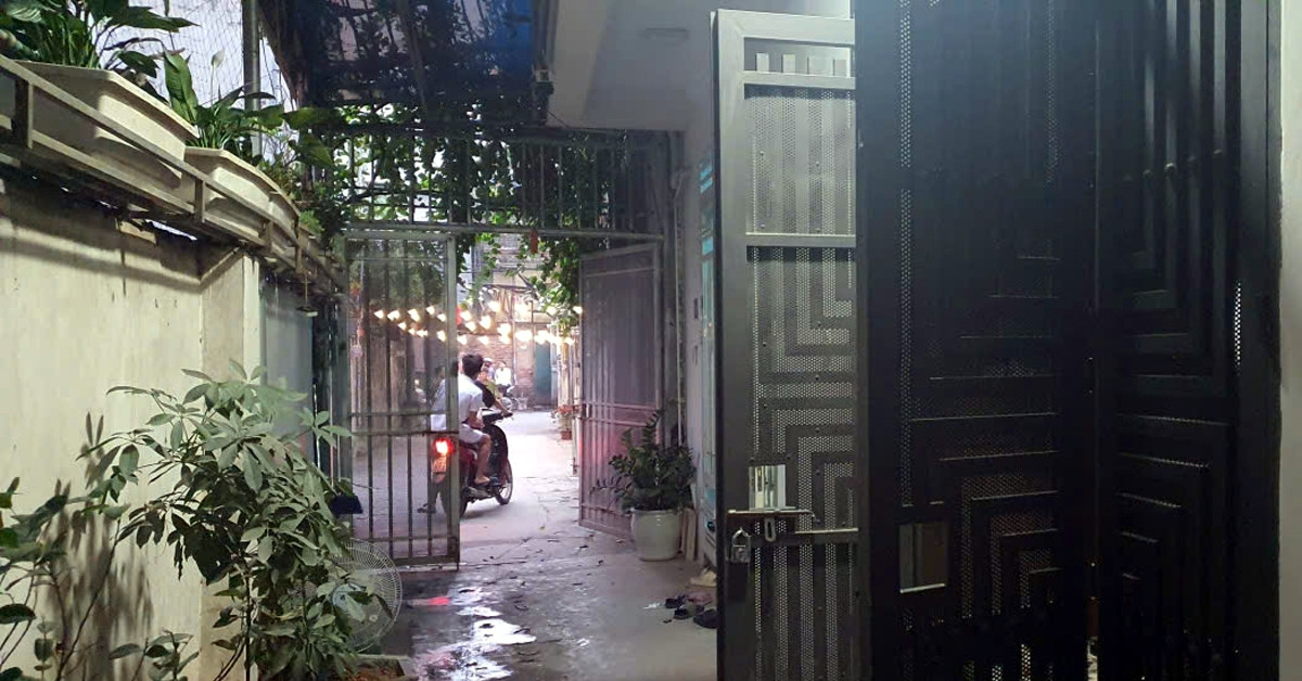 Mở cổng lấn đường: Hành vi cấm nhưng nhiều người vẫn ngang nhiên vi phạm