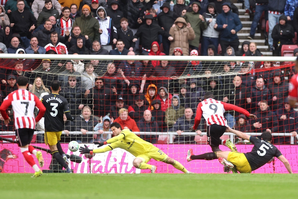 MU may mắn thoát thua trước Sunderland