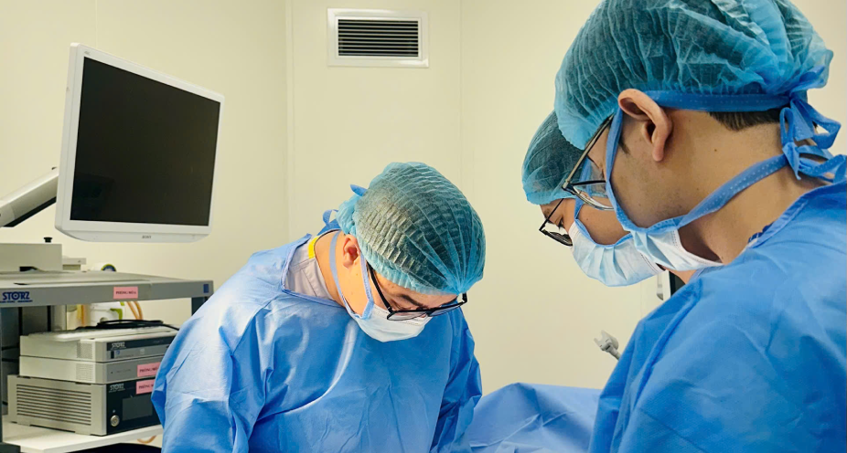 Nam thanh niên phải đi cấp cứu sau khi nhờ thợ cắt tóc làm thủ thuật vùng kín