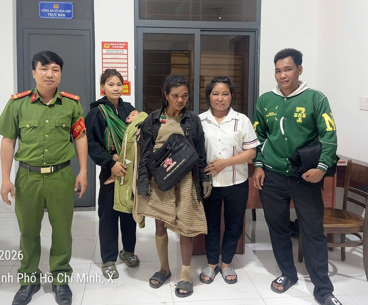 Người phụ nữ đãng trí đi lạc hơn 170km được công an giúp đỡ về nhà.jpg