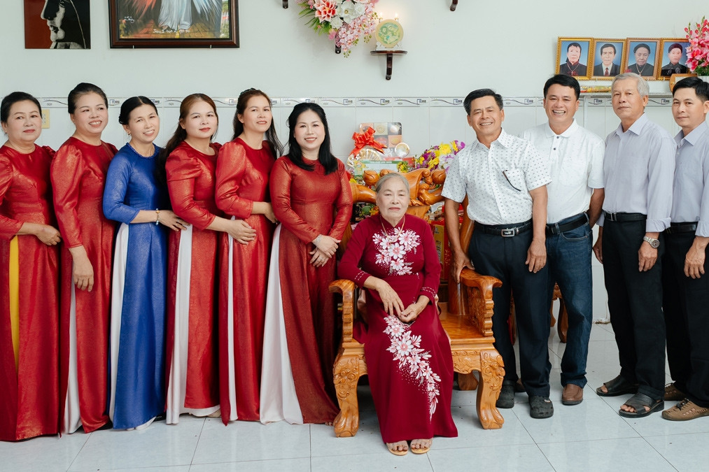 Nhớ lời cha trăng trối, 14 anh em ở An Giang hết lòng hiếu thuận với mẹ già