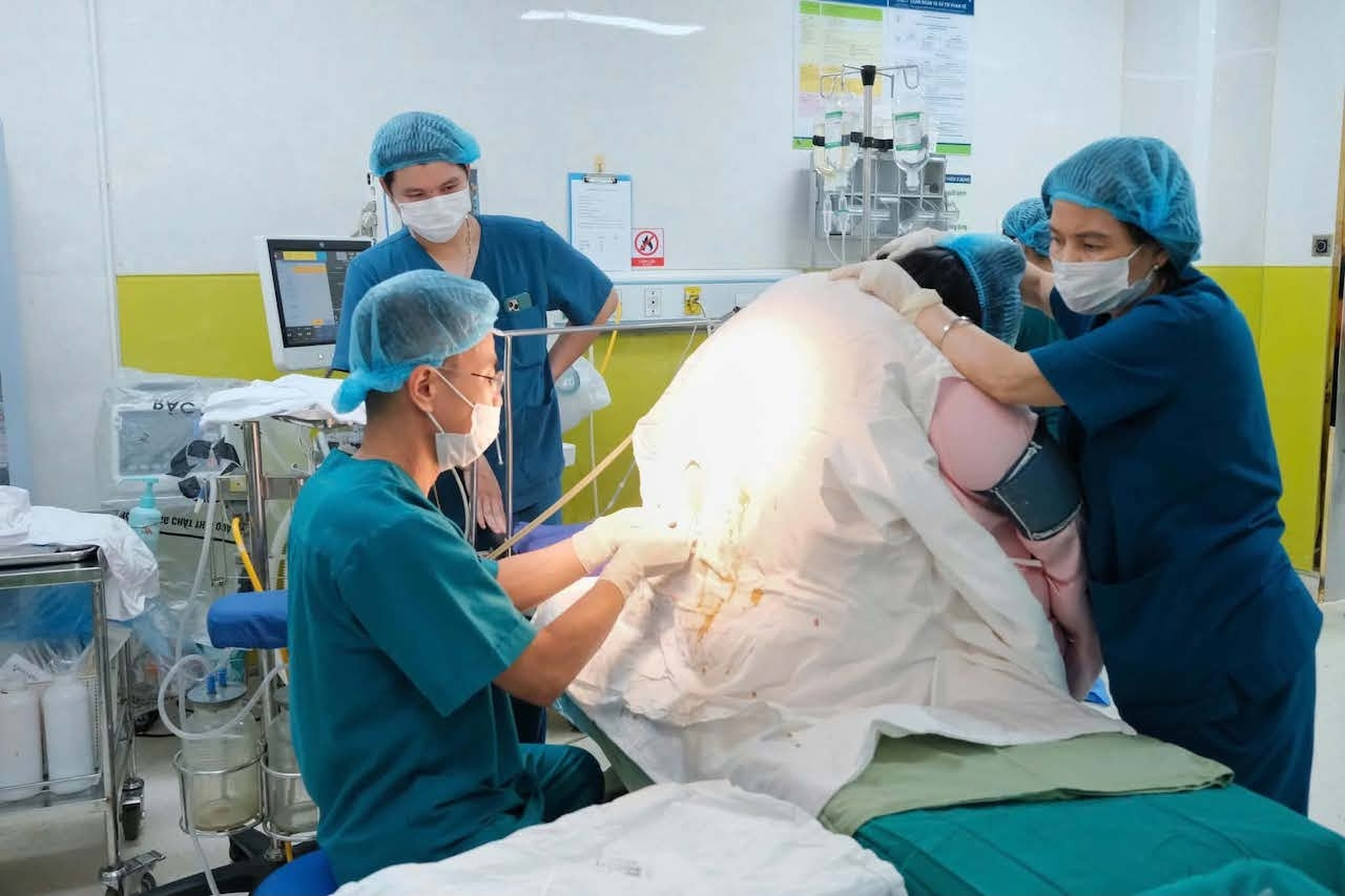 Sản phụ nặng 140kg sinh con trai 4,6kg