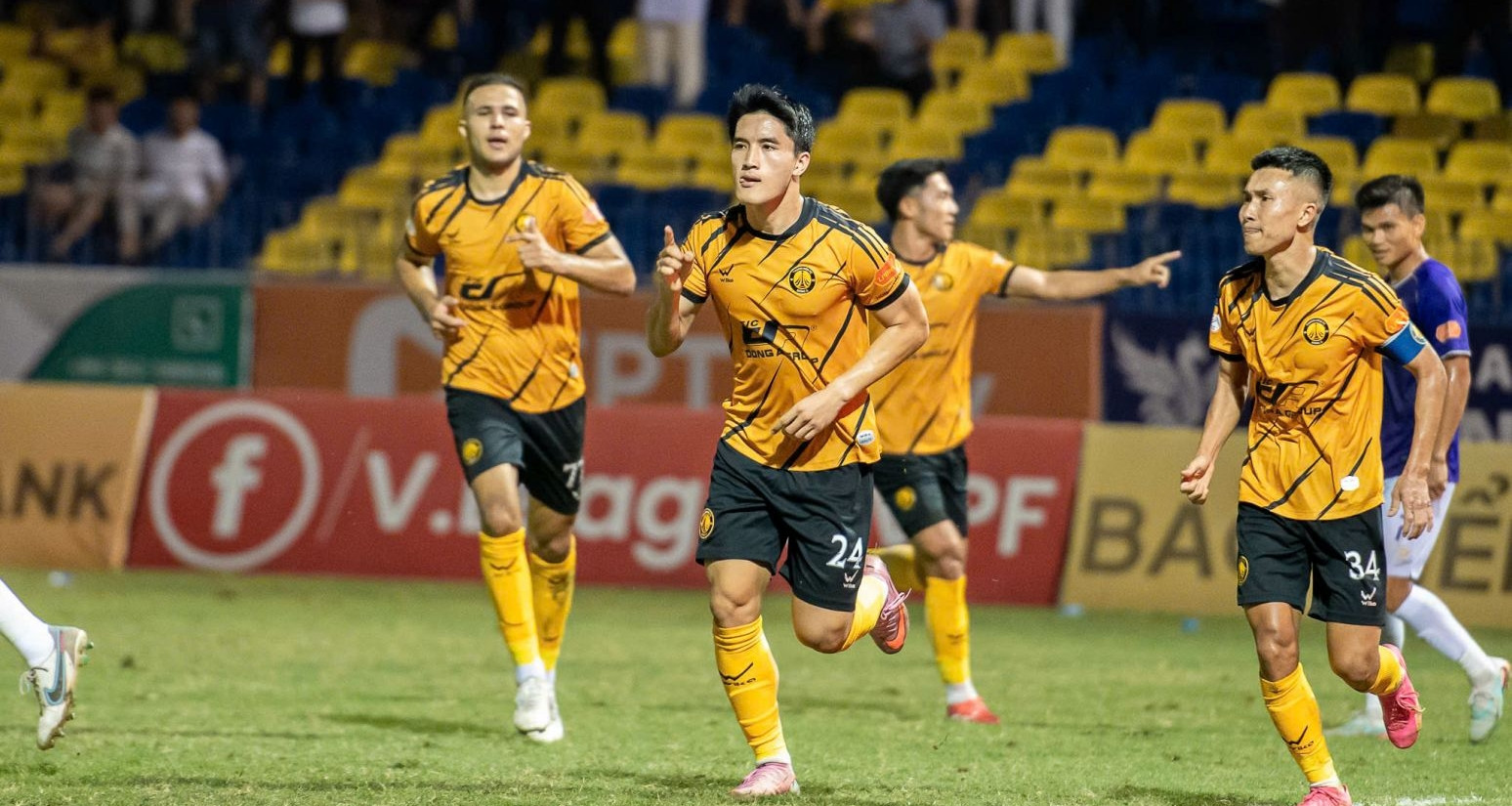 Sao U23 Việt Nam hóa người hùng, Thanh Hóa thắng khó tin Hà Nội