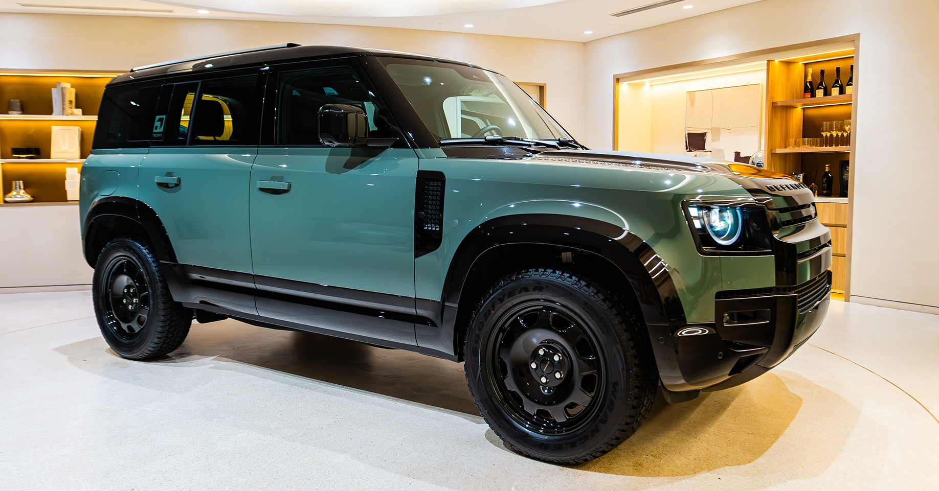 SUV off-road cực hiếm Land Rover Defender Trophy về Việt Nam chỉ 2 chiếc
