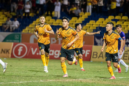 https://static-images.vnncdn.net/vps_images_publish/000001/000003/2026/5/9/thanh-hoa-vs-ha-noi-2-1943.jpg