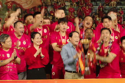 Văn Hậu nói gì trong ngày cùng CAHN nâng cúp vô địch V.League 2025/26?