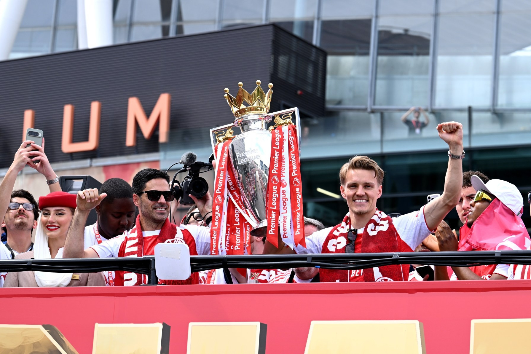 Arsenal diễu hành hoành tráng ăn mừng vô địch Ngoại hạng Anh